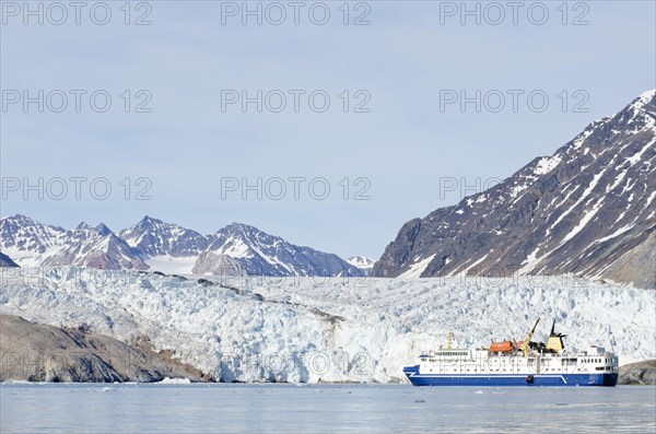 Expedition cruise ship