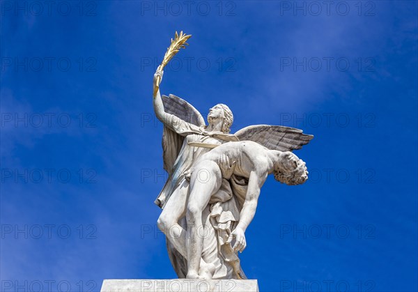 Statue on Schlossbruecke bridge