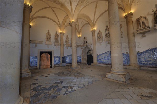 Azulejos and statues in the Room of the Kings