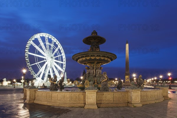 Fountain on Place de la Concorde square in front of a ferris wheel and an obelisk