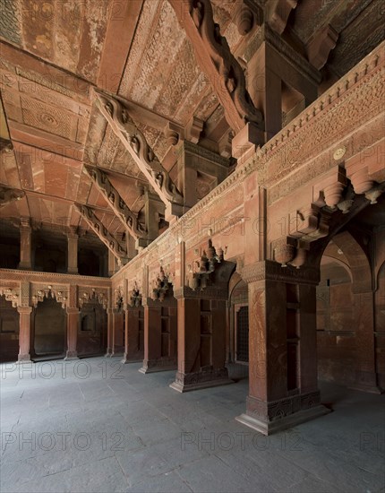 Decorative elements carved in sandstone in the interior of Jahangiri Mahal