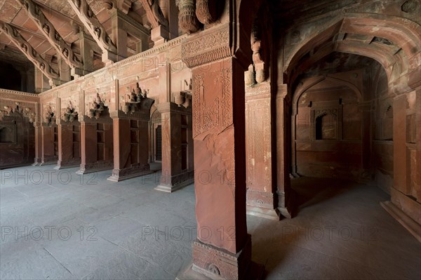 Decorative elements carved in sandstone in the interior of Jahangiri Mahal