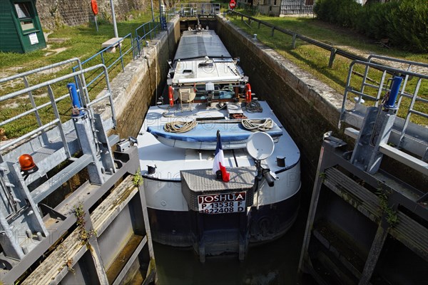 Freighter Joshua at lock No. 41