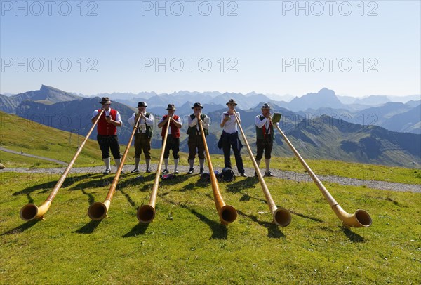 Alphorn players