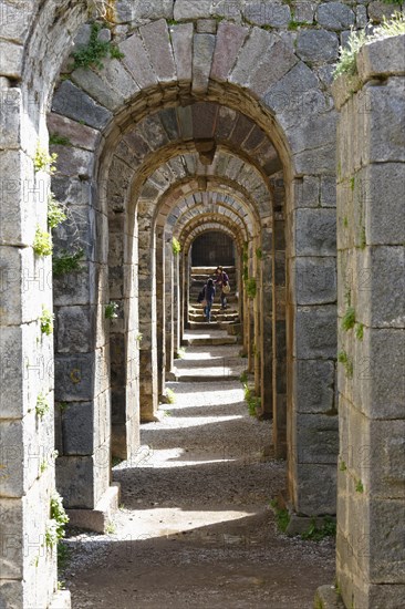 Series of arches in the substructures of the Trajaneum