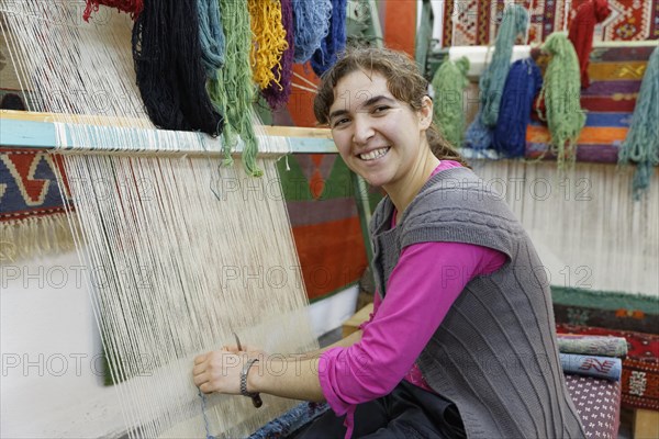 Woman working in the Desen Halicilik carpet factory