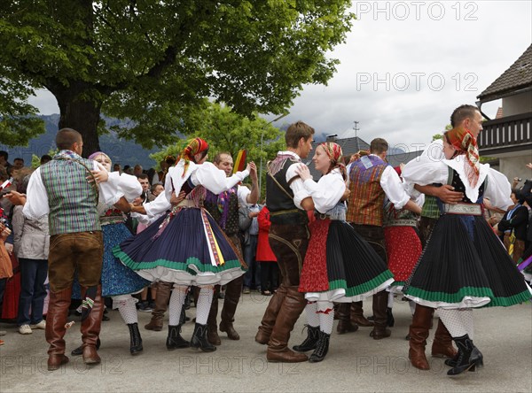 Men and women wearing traditional costumes from the Gailtal valley dancing
