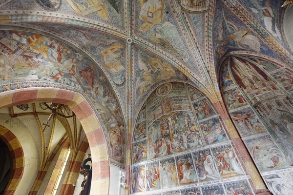 Lebendes Kreuz frescoes