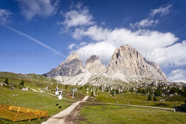 Cable cars to Demetz Hut on the Langkofel Notch