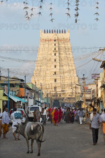 Street scene with pilgrims in front of the Gopuram or gateway tower