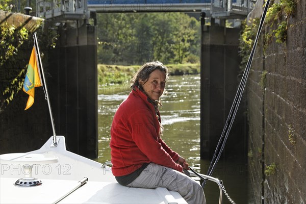 Holidaymaker in a lock chamber while passing through a downward lock