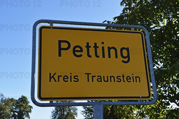 City limit sign for the town of Petting