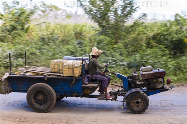 Single-axle tractor