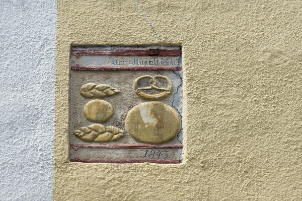Historic reference to a bakery on a house facade