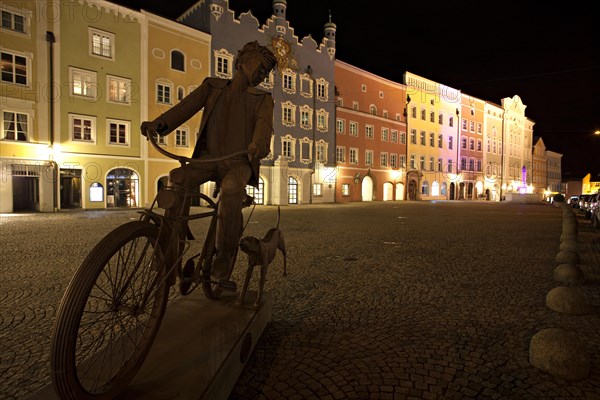 Skulpture on the market square at night