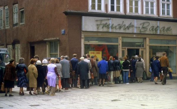 Queue in front of a grocery store