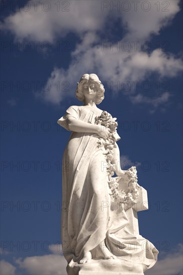 Statue on a grave in Cementerio Cristobal Colon