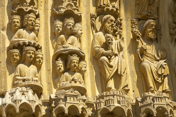 Statues on the front of Notre Dame Cathedral