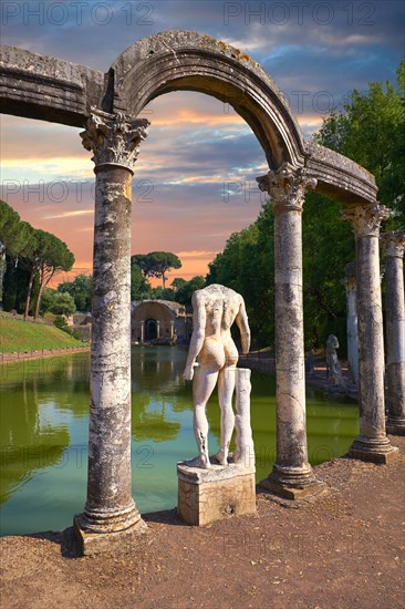 Statues and columns that surround a rectangular basin