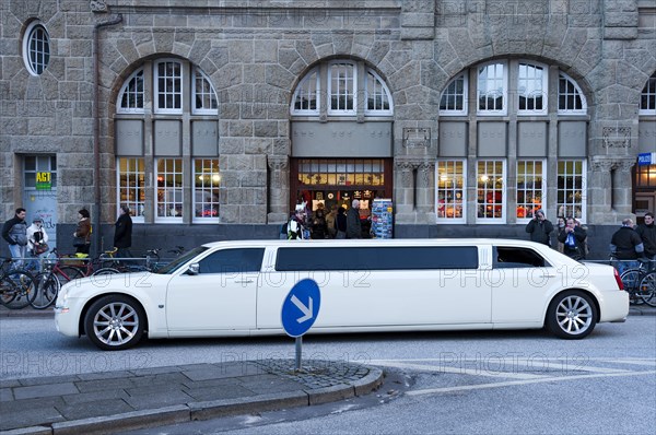 Chrysler 300C stretch limousine in front of St. Pauli Landing Bridges