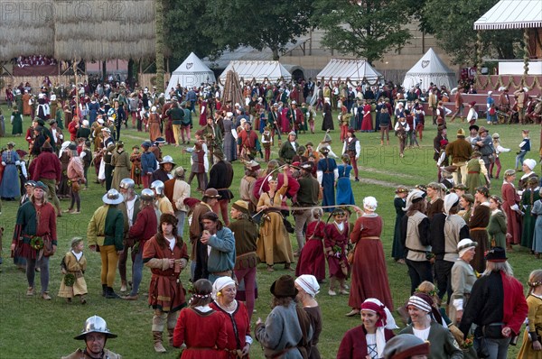 Hustle and bustle in medieval costumes at the showgrounds