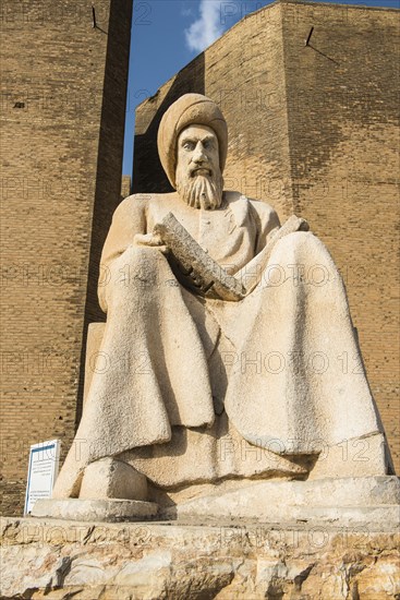Statue of Mubarak Ben Ahmed Sharaf-Aldin in front of Qalat Hawler citadel