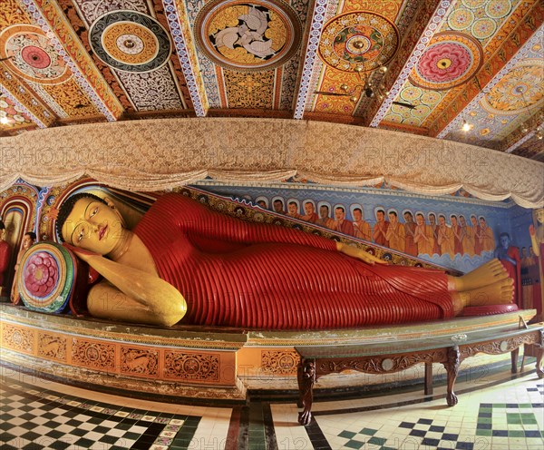 Reclining Buddha in Isurumuniya Rock Temple