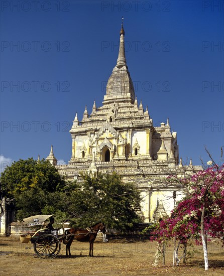 Horse-drawn carriage in front of Gawdawpalin Temple