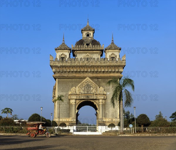 Tuk Tuk passing Patou Xai triumphal arch