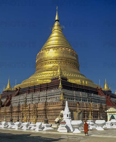 Monk in front of Shwezigon Pagoda