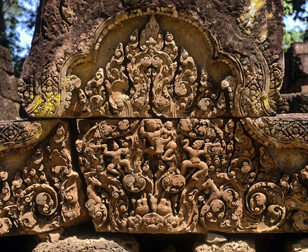 Bas-relief in Banteay Srei Temple