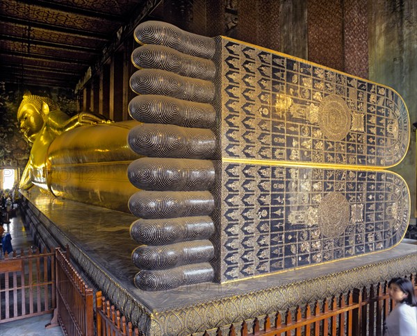 Mother of pearl inlay on the soles of the Reclining Buddha