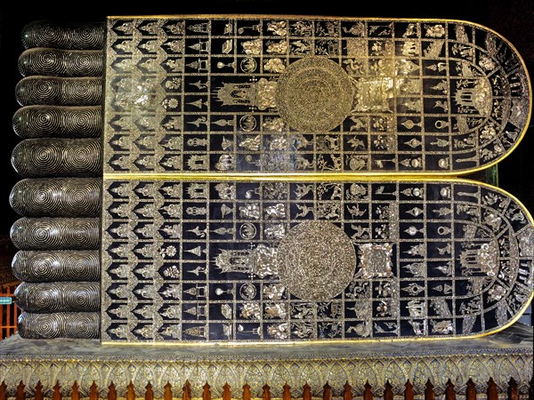 Mother of pearl inlay on the soles of the Reclining Buddha