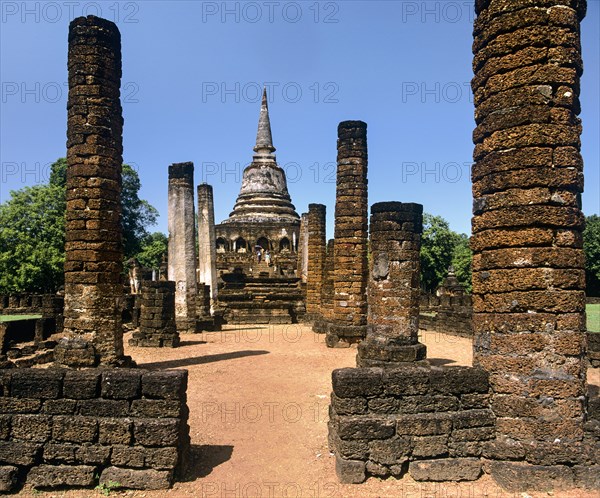 Pillars in front of Wat Chang Lom