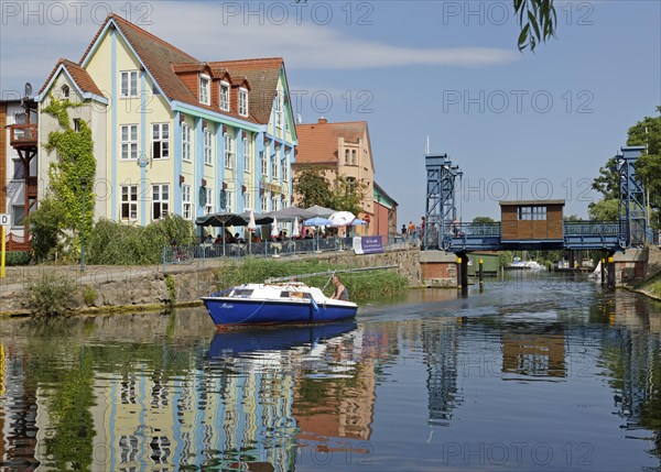 Lift bridge