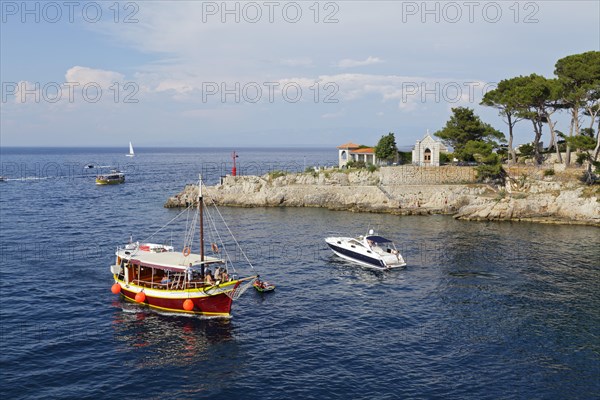 Tour boat