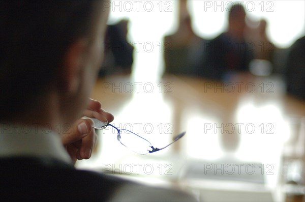 Meeting situation with the focus on glasses and hands