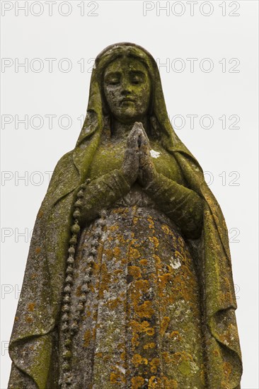 Statue of a woman in prayer