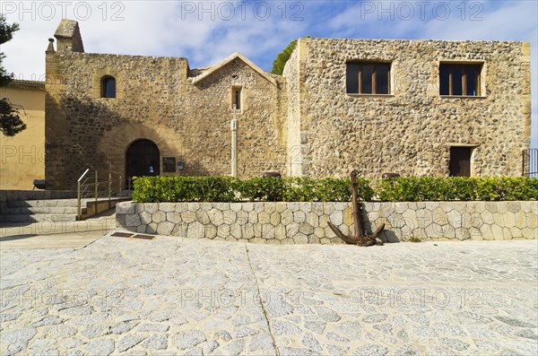 Ermita de Santa Catalina with the Museu de la Mar