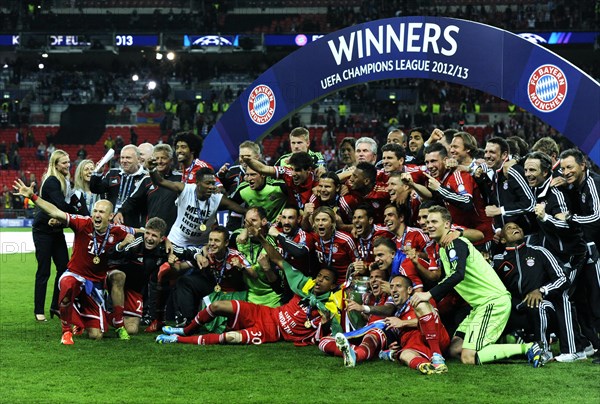 Team of FC Bayern cheering jubilantly with the trophy