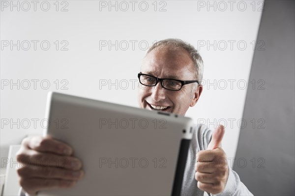 Man using a tablet PC