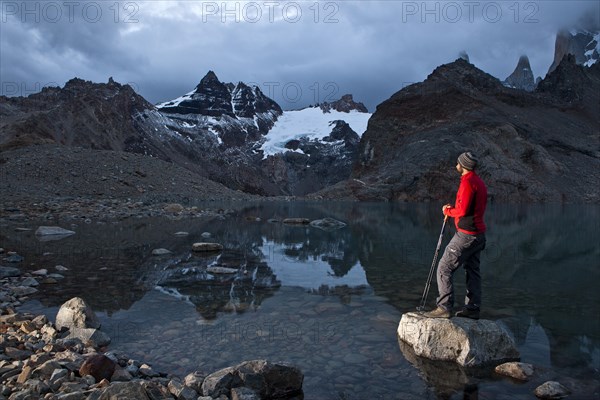 Hikers at the mountain lake Lago de los Tres with the Fitz Roy massif