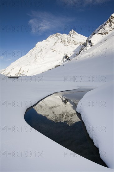 The Hoher Riffler reflected in a lake