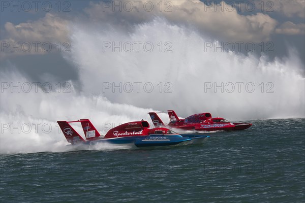 Hydroplanes racing on the Detroit River