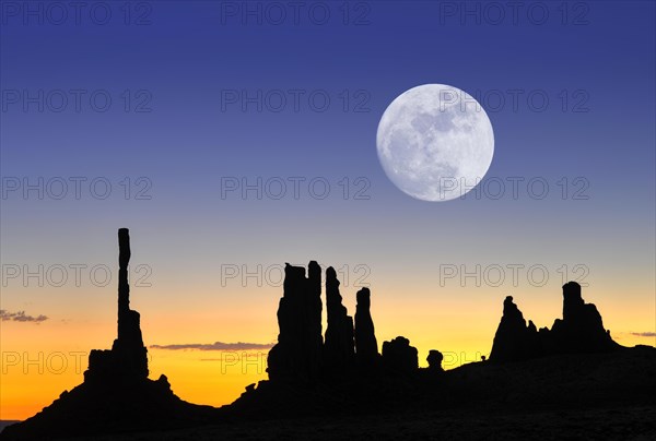 The rock formations Totem Pole and Yei Bi Chei