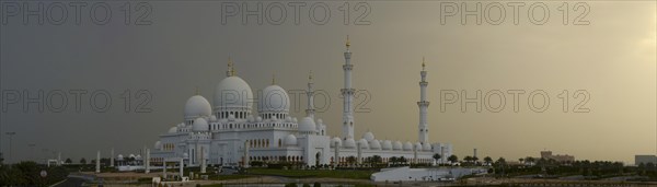 The Sheikh Zayed Grand Mosque early in the morning