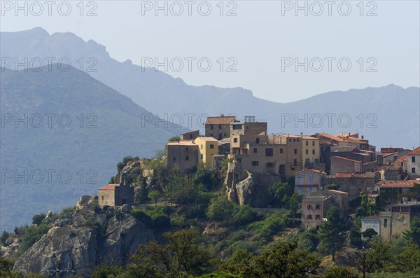 The small village of Montegrosso in front of the steep mountains of Corsica