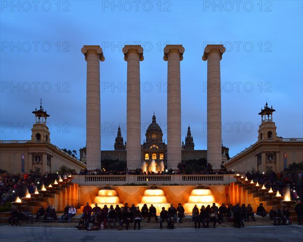 A crowd enjoying the Font Màgica