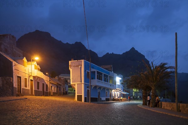 Evening street scene at the promenade