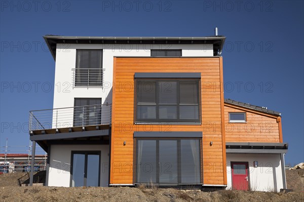 Newly built residential house with a flat roof at Phoenix-See Lake